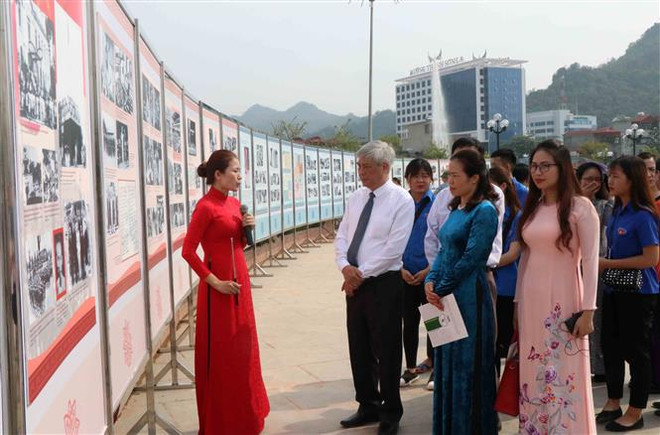 《胡伯伯与山萝省各族人民》图片展开展 ảnh 2 《胡伯伯与山萝省各族人民》图片展开展 ảnh 2