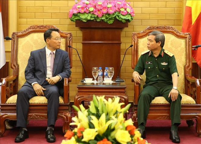 越南人民军总政治局副主任杜根中将会见韩国军队代表团 ảnh 1