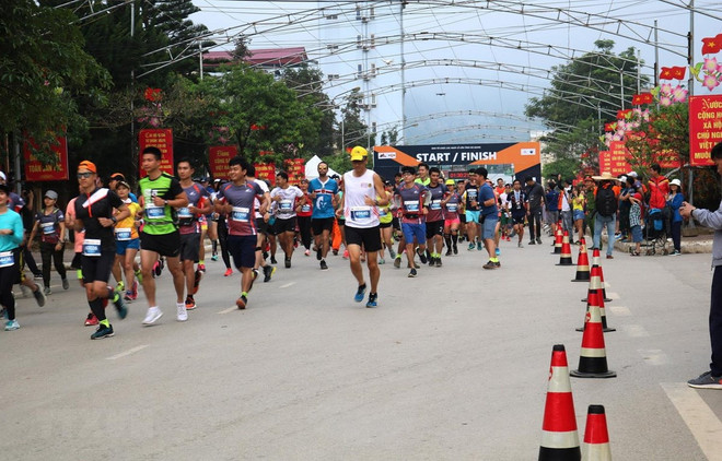 河江省：1000多名运动员参加国际马拉松长跑 ảnh 2