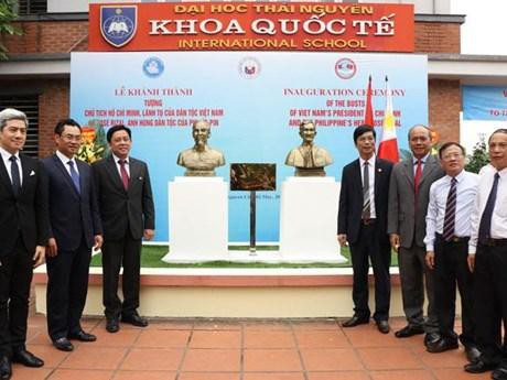 胡志明主席和菲律宾民族英雄扶西·黎刹塑像正式揭幕 ảnh 1