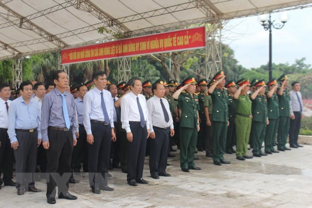 广平省为援老牺牲的越南志愿军和专家烈士遗骸举行追悼会和安葬仪式 ảnh 2 广平省为援老牺牲的越南志愿军和专家烈士遗骸举行追悼会和安葬仪式 ảnh 2