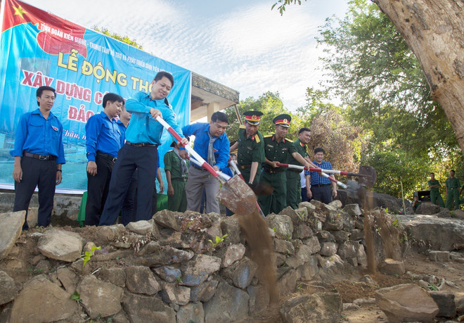 坚江省在土珠岛上兴建祖国旗台 ảnh 1 坚江省在土珠岛上兴建祖国旗台 ảnh 1