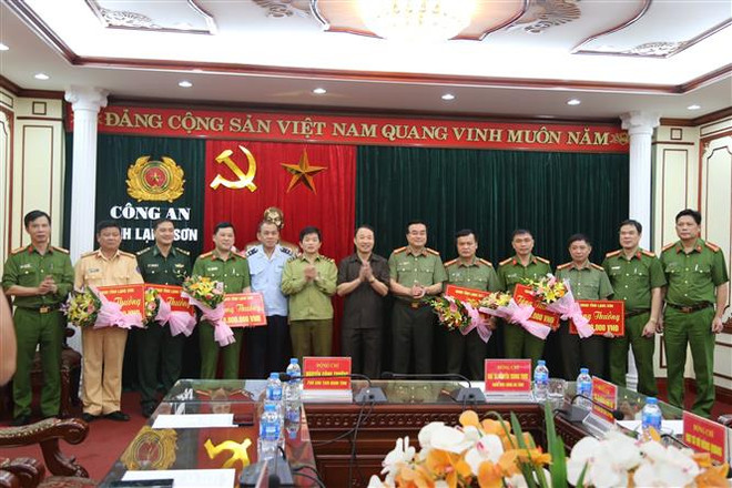 谅山省公安和边防部队成功破获越中跨境贩毒案 荣获表彰奖励 ảnh 1