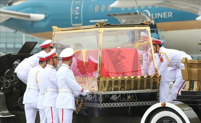 原国家主席黎德英大将追掉会在全国三地举行 越南党和国家领导人挥泪送别 ảnh 3 原国家主席黎德英大将追掉会在全国三地举行 越南党和国家领导人挥泪送别 ảnh 3