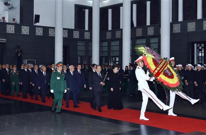 越南各界送别黎德英同志:原越南国家主席黎德英遗体告别仪式在庄严肃穆的气氛中进行 ảnh 2 越南各界送别黎德英同志:原越南国家主席黎德英遗体告别仪式在庄严肃穆的气氛中进行 ảnh 2