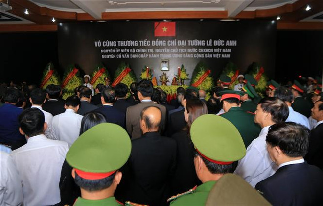 越南各界送别黎德英同志:原越南国家主席黎德英遗体告别仪式在庄严肃穆的气氛中进行 ảnh 4 越南各界送别黎德英同志:原越南国家主席黎德英遗体告别仪式在庄严肃穆的气氛中进行 ảnh 4
