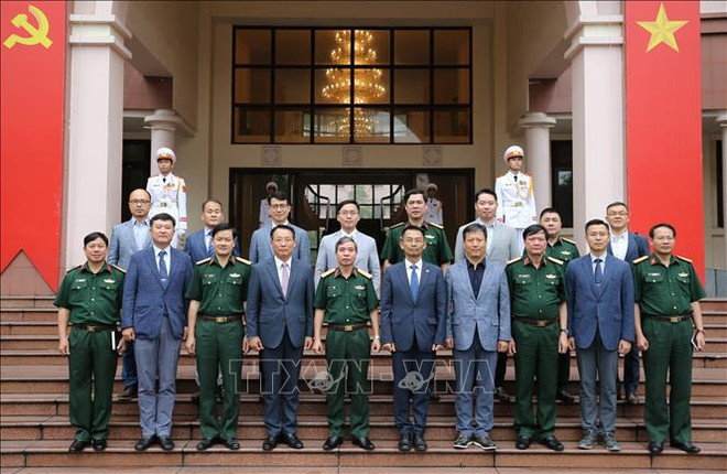 越南人民军总政治局副主任杜根中将会见韩国军队代表团 ảnh 2