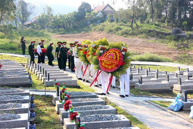 承天顺化省为15具在老挝牺牲的越南烈士遗骸举行追悼会和安葬仪式 ảnh 1 承天顺化省为15具在老挝牺牲的越南烈士遗骸举行追悼会和安葬仪式 ảnh 1