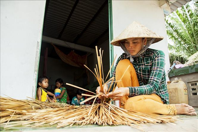 坚江省致力于保护手工草桶编织业 ảnh 1 坚江省致力于保护手工草桶编织业 ảnh 1