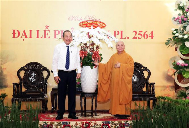 政府副总理张和平前往胡志明市明道寺 祝贺佛历2564年佛诞大典 ảnh 2 政府副总理张和平前往胡志明市明道寺 祝贺佛历2564年佛诞大典 ảnh 2