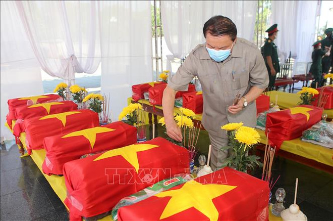 广治省为16具在老挝牺牲越南烈士的遗骸举行追悼会和安葬仪式 ảnh 1 广治省为16具在老挝牺牲越南烈士的遗骸举行追悼会和安葬仪式 ảnh 1