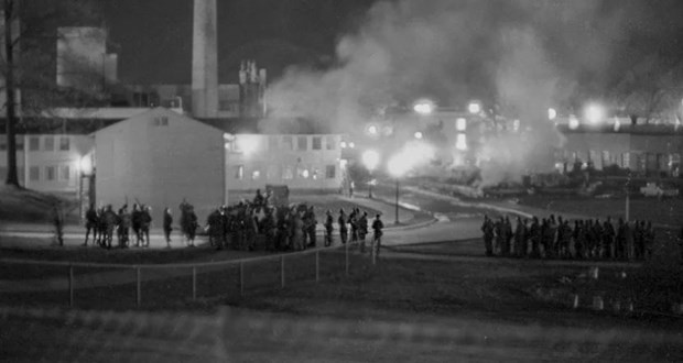 美国越南战争反战游行50周年纪念活动在肯特州立大学举行 ảnh 1