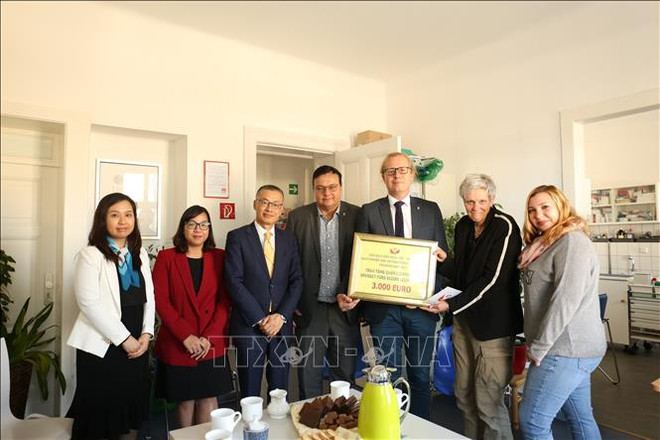 在德越南人携手帮助柏林利希滕贝格区的困难群众 ảnh 1 在德越南人携手帮助柏林利希滕贝格区的困难群众 ảnh 1