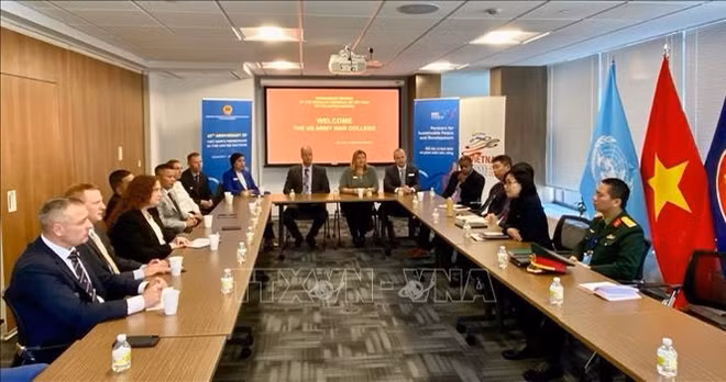 越南驻联合国代表团会见美国陆军学院学员代表团 ảnh 1