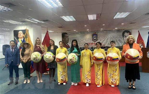 在外国推广越南的丝绸产品和传统奥黛 ảnh 2 在外国推广越南的丝绸产品和传统奥黛 ảnh 2