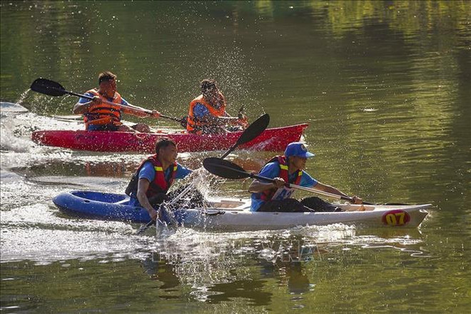 陀江上皮划艇比赛--和平省旅游业新亮点 ảnh 1 陀江上皮划艇比赛--和平省旅游业新亮点 ảnh 1