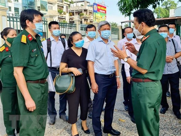 越南卫生部副部长阮长山视察胡志明市新冠肺炎患者治疗情况 ảnh 1 越南卫生部副部长阮长山视察胡志明市新冠肺炎患者治疗情况 ảnh 1