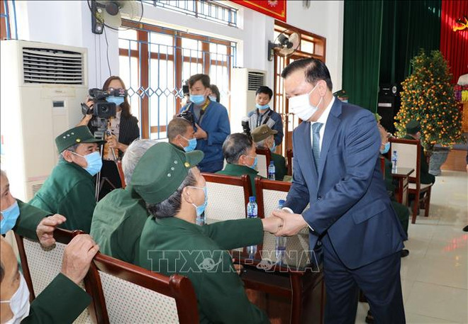 春节前越南祖国阵线中央委员会主席走访慰问第9军区司令部 ảnh 2 春节前越南祖国阵线中央委员会主席走访慰问第9军区司令部 ảnh 2