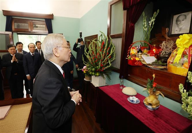 越共中央总书记、国家主席阮富仲在67号房向胡志明主席上香 ảnh 1 越共中央总书记、国家主席阮富仲在67号房向胡志明主席上香 ảnh 1