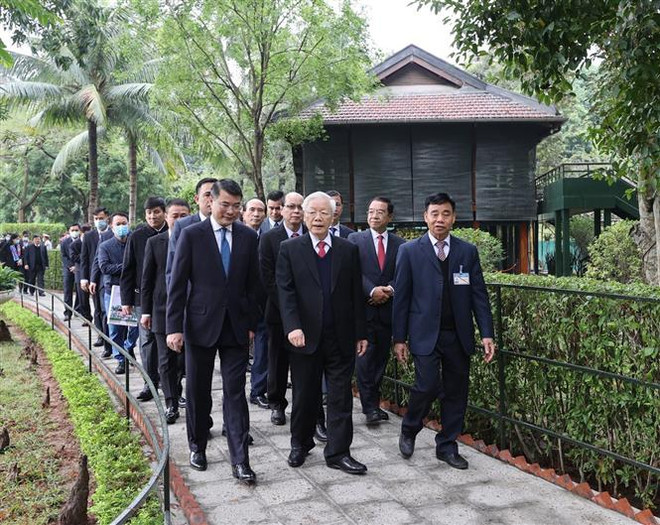 越共中央总书记、国家主席阮富仲在67号房向胡志明主席上香 ảnh 2 越共中央总书记、国家主席阮富仲在67号房向胡志明主席上香 ảnh 2