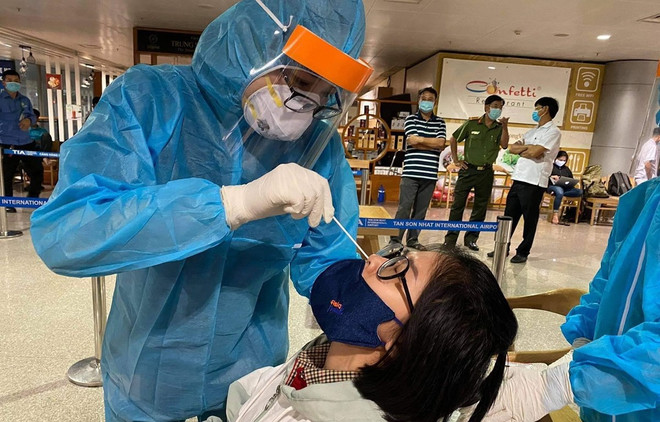 对前来新山一机场乘客进行抽样检测 ảnh 1