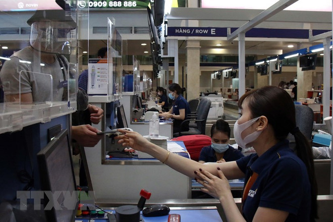 新冠肺炎疫情:新山一机场对乘客行李进行消毒 预防新冠病毒的传播 ảnh 1 新冠肺炎疫情:新山一机场对乘客行李进行消毒 预防新冠病毒的传播 ảnh 1