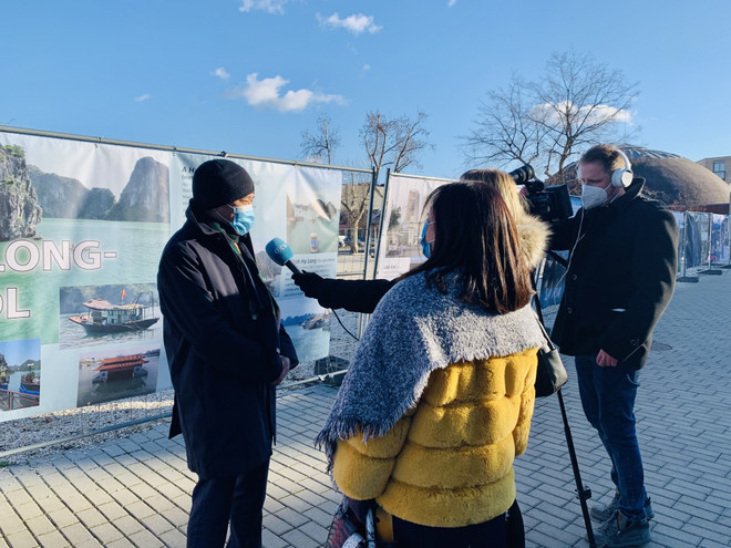 关于越南风土人情与风俗文化的大篇幅画展在匈牙利开展 ảnh 1