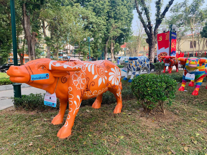 2021年“牛游行”雕塑艺术展亮相河内市中心 ảnh 3