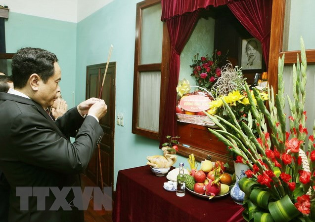越南祖国阵线中央委员会主席敬香缅怀胡志明主席 ảnh 1 越南祖国阵线中央委员会主席敬香缅怀胡志明主席 ảnh 1