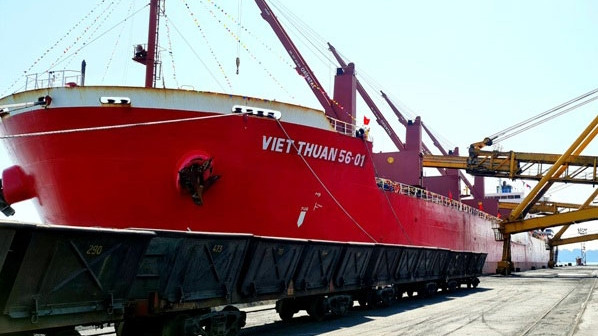 2021辛丑牛年第一天广宁省出口第一吨煤炭 ảnh 1