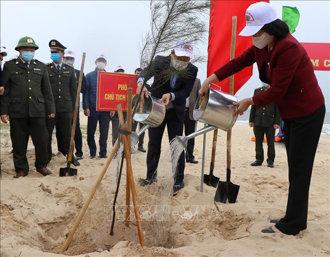 国家副主席邓氏玉盛启动“2021年植树节—永远铭记胡伯伯功劳”活动 ảnh 1 国家副主席邓氏玉盛启动“2021年植树节—永远铭记胡伯伯功劳”活动 ảnh 1
