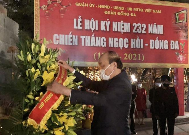政府总理阮春福为民族布衣英雄光忠阮惠上香 ảnh 1 政府总理阮春福为民族布衣英雄光忠阮惠上香 ảnh 1