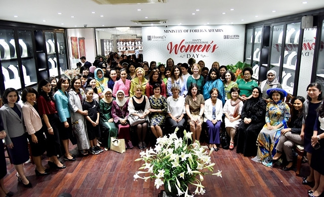 加强越南与各国女外交官的交流与友谊 ảnh 1 加强越南与各国女外交官的交流与友谊 ảnh 1