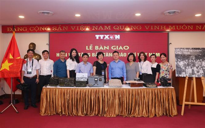 越南革命新闻日95周年:越通社向越南新闻博物馆移交传统实物 ảnh 2 越南革命新闻日95周年:越通社向越南新闻博物馆移交传统实物 ảnh 2
