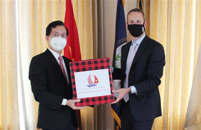 越南驻美国大使馆向美国国际开发金融公司捐赠口罩 ảnh 1 越南驻美国大使馆向美国国际开发金融公司捐赠口罩 ảnh 1