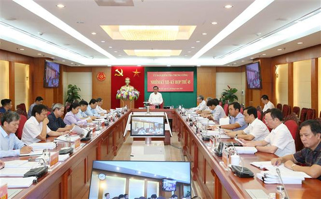 越共中央检查委员会第45次会议:对广义省省委书记给予纪律处分 ảnh 1 越共中央检查委员会第45次会议:对广义省省委书记给予纪律处分 ảnh 1