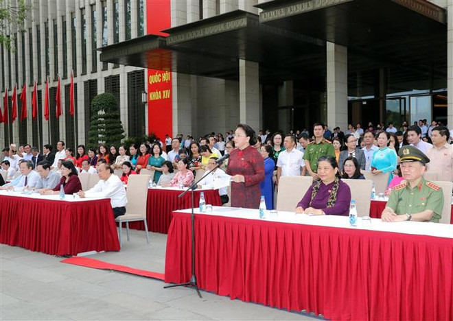 越南国会代表出席骑兵机动警察团亮相游行活动 ảnh 2 越南国会代表出席骑兵机动警察团亮相游行活动 ảnh 2