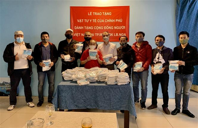 越南政府向旅居俄罗斯中部地区的越南人赠送口罩 ảnh 1 越南政府向旅居俄罗斯中部地区的越南人赠送口罩 ảnh 1