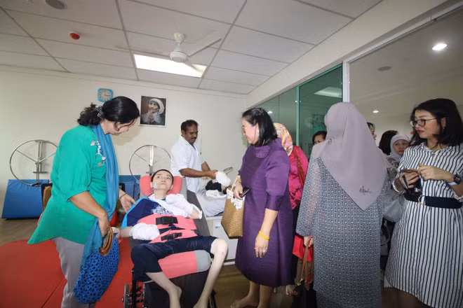 在马来西亚东盟妇女俱乐部大力开展慈善活动 ảnh 1