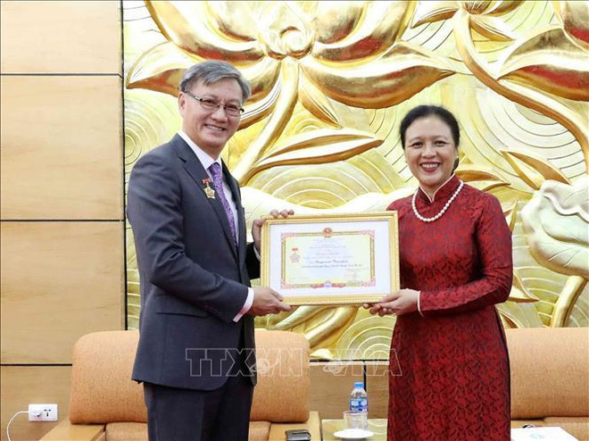 越南向老挝大使授予“致力于各民族和平友谊”纪念章 ảnh 1 越南向老挝大使授予“致力于各民族和平友谊”纪念章 ảnh 1
