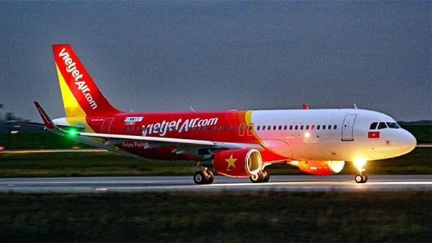 受台风塔巴影响 越捷航空许多航班临时取消 ảnh 1