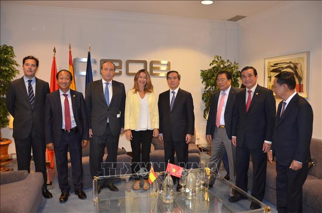 越共中央经济部部长阮文平对西班牙进行工作访问 ảnh 1