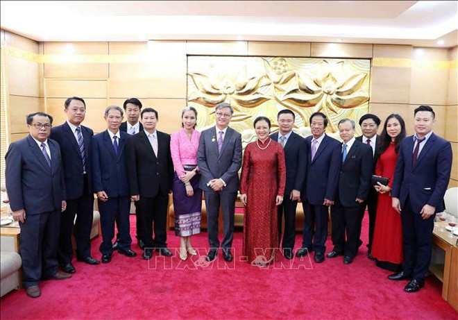 越南向老挝大使授予“致力于各民族和平友谊”纪念章 ảnh 2 越南向老挝大使授予“致力于各民族和平友谊”纪念章 ảnh 2