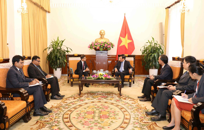 越南政府副总理兼外长范平明会见印度新任驻越大使普拉奈·维尔马 ảnh 2