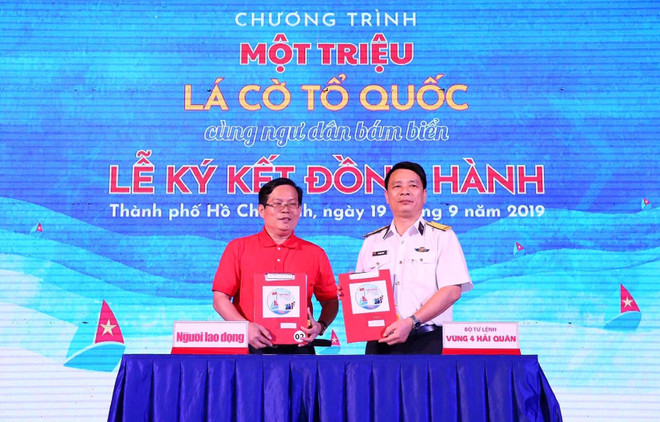 携手开展“100万面国旗同渔民出海捕捞”活动 ảnh 1 携手开展“100万面国旗同渔民出海捕捞”活动 ảnh 1