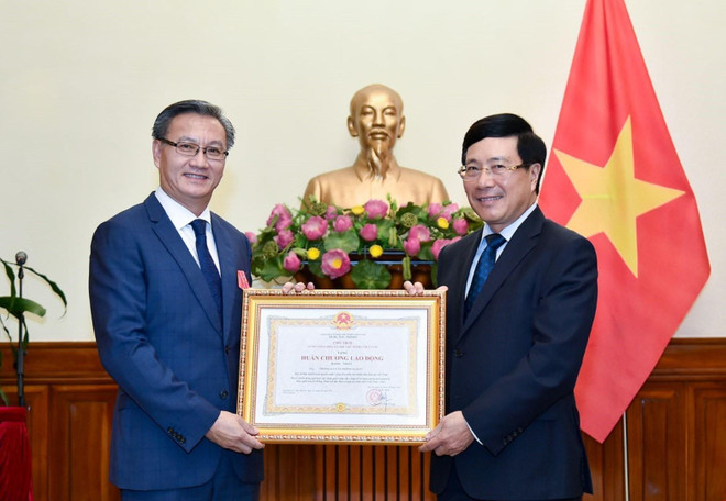 越南政府副总理兼外交部长范平明向老挝驻越大使颁发越南一级劳动勋章 ảnh 1 越南政府副总理兼外交部长范平明向老挝驻越大使颁发越南一级劳动勋章 ảnh 1