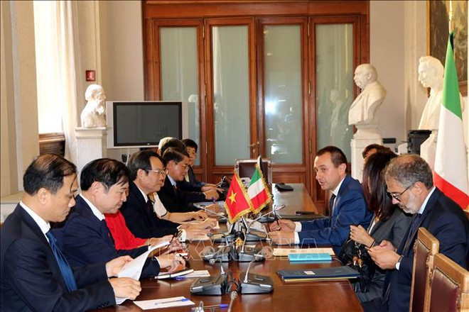 越南国会副主席冯国显与意大利众议院领导举行工作会谈 ảnh 2 越南国会副主席冯国显与意大利众议院领导举行工作会谈 ảnh 2
