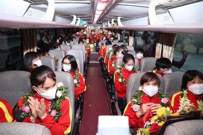 赢得2023 年女足世界杯参赛资格后的越南女足载誉归来 ảnh 3