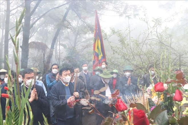 五岳峰顶祭祀天地仪式——越南海阳省昆山劫泊春季的传统独特仪式 ảnh 2 五岳峰顶祭祀天地仪式——越南海阳省昆山劫泊春季的传统独特仪式 ảnh 2