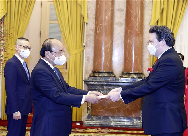 越南国家主席阮春福会见递交国书的墨西哥和美国驻越大使 ảnh 2 越南国家主席阮春福会见递交国书的墨西哥和美国驻越大使 ảnh 2